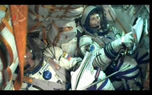 Auf diesem Screenshot von unserem Startvideo kann man sehen, wie eng es in der Soyuz ist!